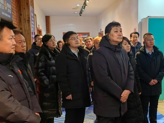 길림성주재 전국인대 대표들 연변서 빙설경제 발전 조사연구