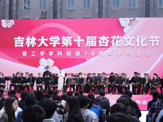 캠퍼스를 수놓은 분홍빛 물결, 길림대학 살구꽃 문화축제 개최