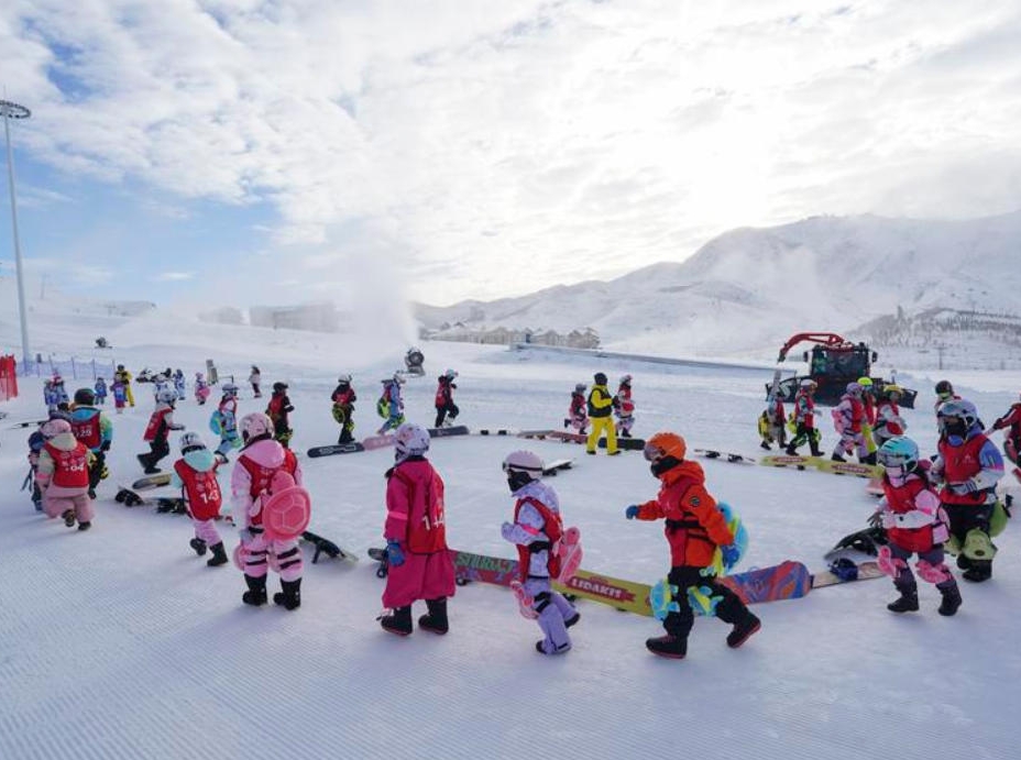 겨울이 왔다... 각 지역, 빙설 관광 특수로 지역 경제 '웃음꽃'