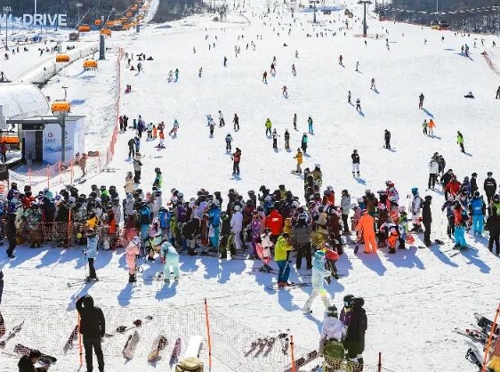 쌍백만 돌파! 길림시 두 대형 스키장, '스키 천국' 선두주자로