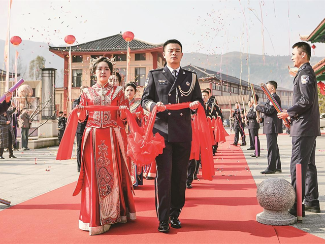 길림백산변경관리지대 집체 결혼식 가져
