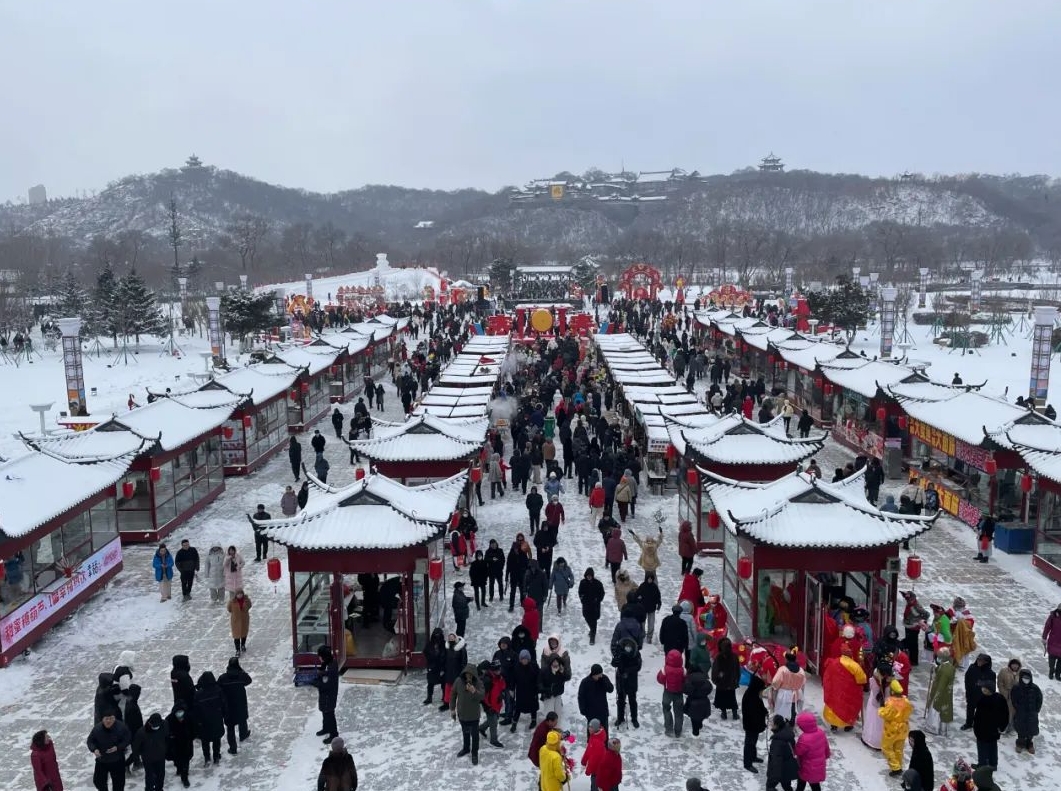 길림시 북산 설장터의 북적이는 인파