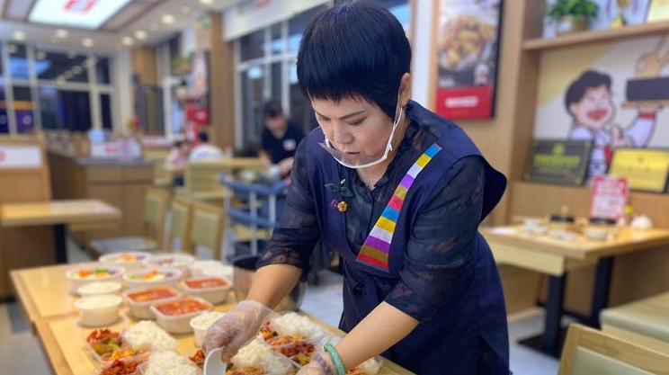 밤 9시, 보온함 가득 채운 '애심도시락'이 만드는 감동