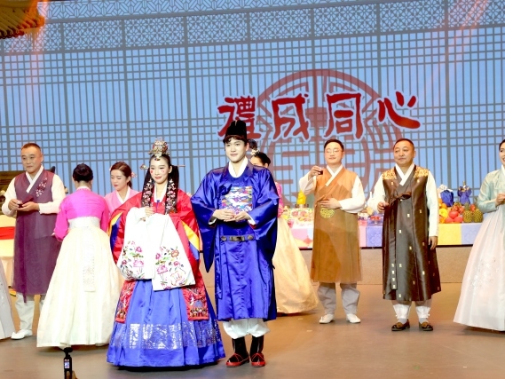 ‘례성동심’이 그려낸 민족 융합 축제의 장