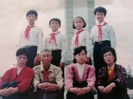 [그때 그 이야기35]렬사기념비 앞에서 찍은 사진 한장&nbsp;