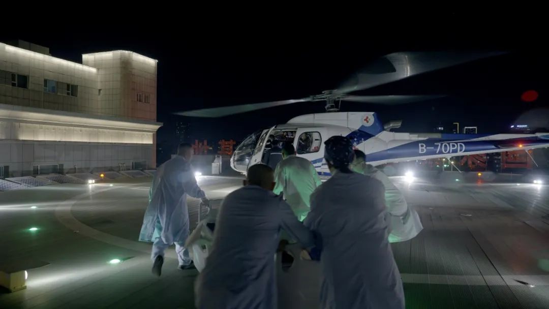 길림대학중일련의병원 공중 ‘120’, 생명연장 위해 별하늘 누비다