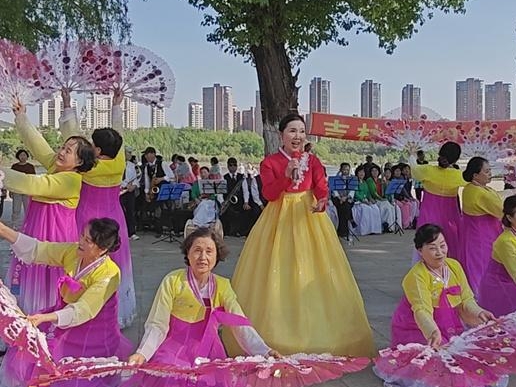 송강변서 ‘백성 대무대’ 문예공연 펼쳐