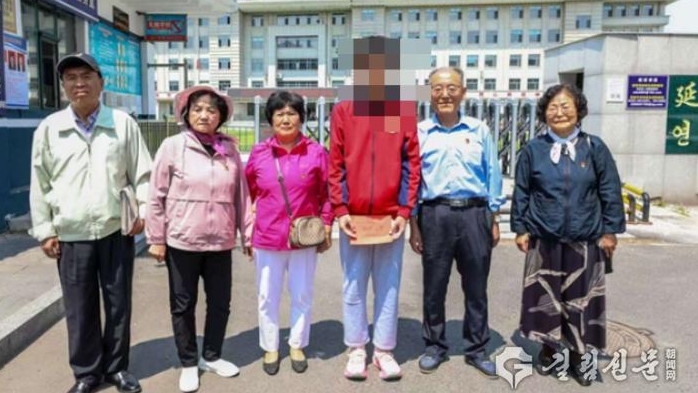 뢰봉반 로인들, 어려운 아이들에게 6.1절 사랑의 성금 전해