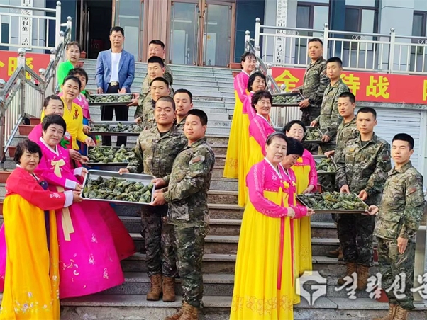 장백현 조선족로인들, 쭝즈 전하며 군·경·민 한가족 구가