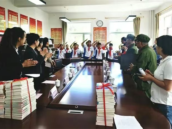 7명 퇴역 로병사, 후대양성사업에 1,500원 기증