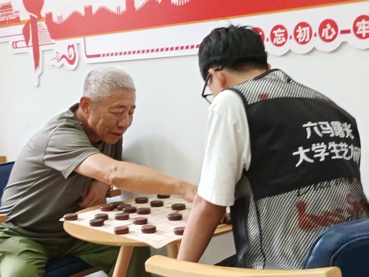 연길 로병사들, 대학생 자원봉사자들에게 홍색정신 전승