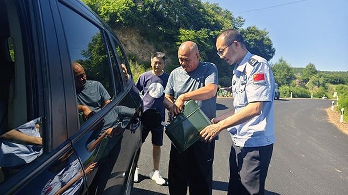연변 경찰, 변경서 차량 고장난 외지 관광객에 도움의 손길