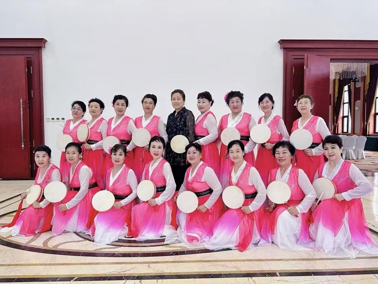 70대 할머니 무용단, 대련시 여러 행사서 화려한 무대 선보여