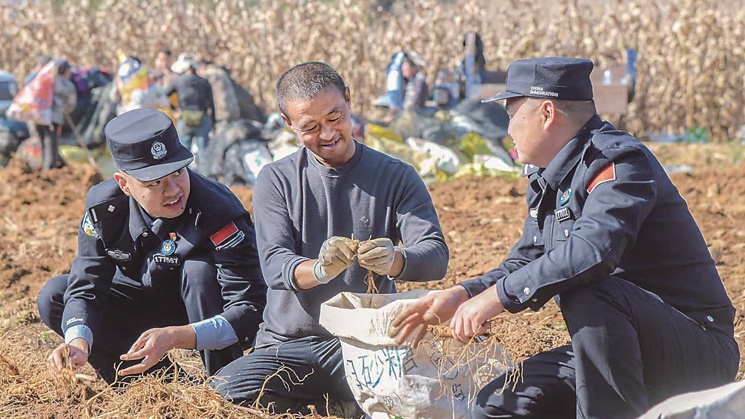 사진보도| 통화 변경경찰들, '밭머리 경무'로 농민 돕다