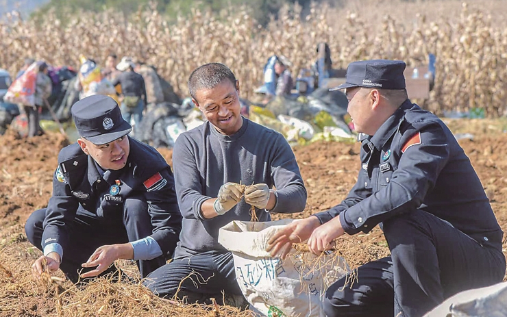 사진보도| 통화 변경경찰들, '밭머리 경무'로 농민 돕다