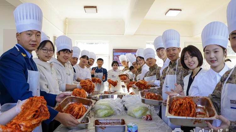 청년학생과 부대 장병이 한마음 되여 홍색유전자 전승하다