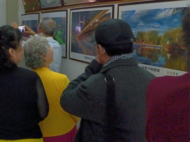 길림시조선족로년대학 사진작품 전시회 성황리에 개최