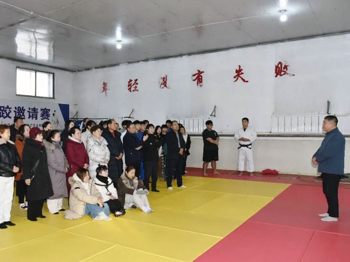 '설중송탄'의 따뜻한 위문과 지원으로 민족체육의 미래를 응원