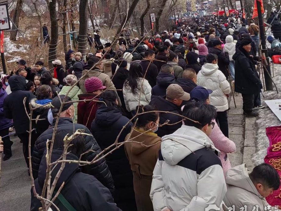 정월 초하루, 길림시 북산공원 복받기 행사로 북적