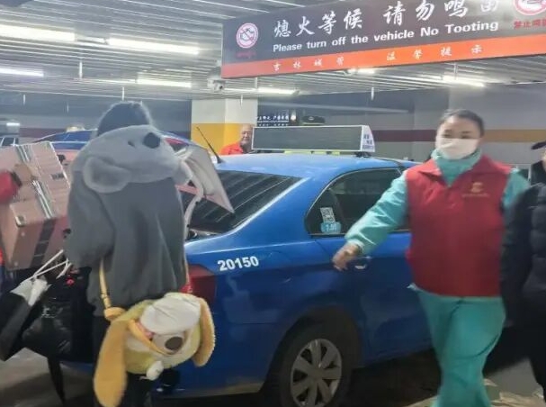 ‘뢰봉택시 자원봉사자들, 길림역에서 편의써비스 제공