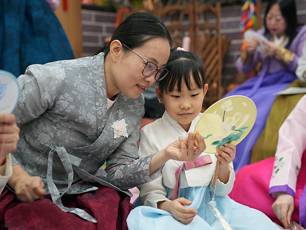 조선족 ‘녀신’들, 마음속의 가장 이쁜 꽃 수놓다