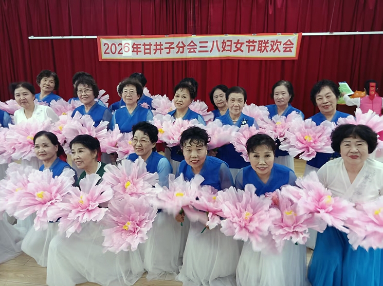 대련 땅에 조선족 로인들 명절의 노래소리 우렁차