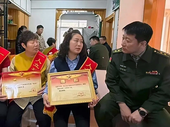 도문시 3등공 세운 현역군인 가족에 립공영예장 전달