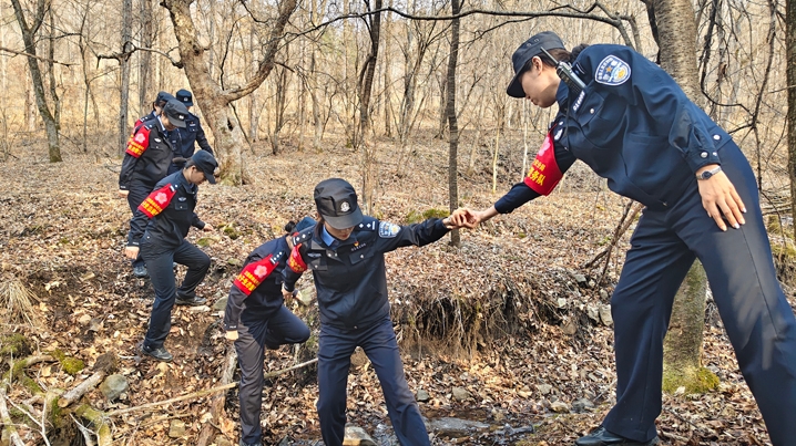 '진달래' 녀성생태경무팀 봄날의 푸르른 화폭 그려내