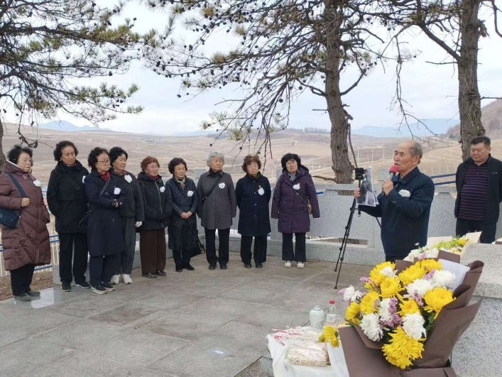 연길로인뢰봉반, 룡정시 덕신향 영동촌서 청명절 렬사 추모 활동 진행