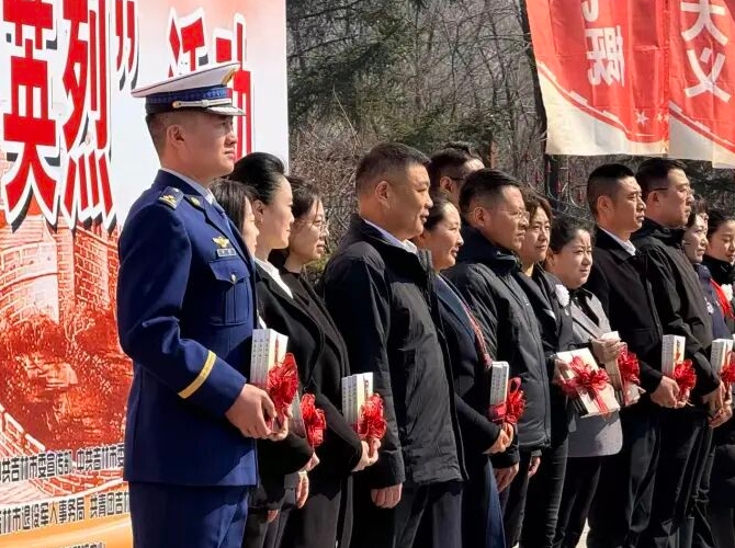 혁명 영렬을 추모하며 붉은 혈맥을 이어간다&nbsp;