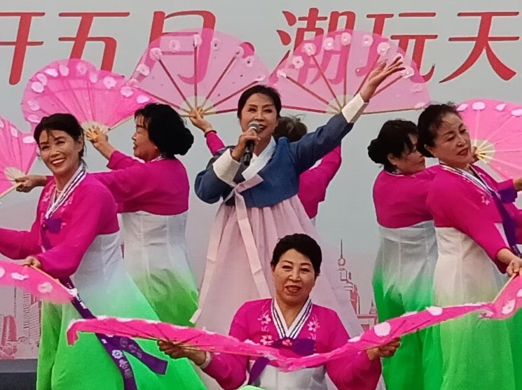 대련시조선족로인협회, 5.1절 경축공연서 무대 빛내
