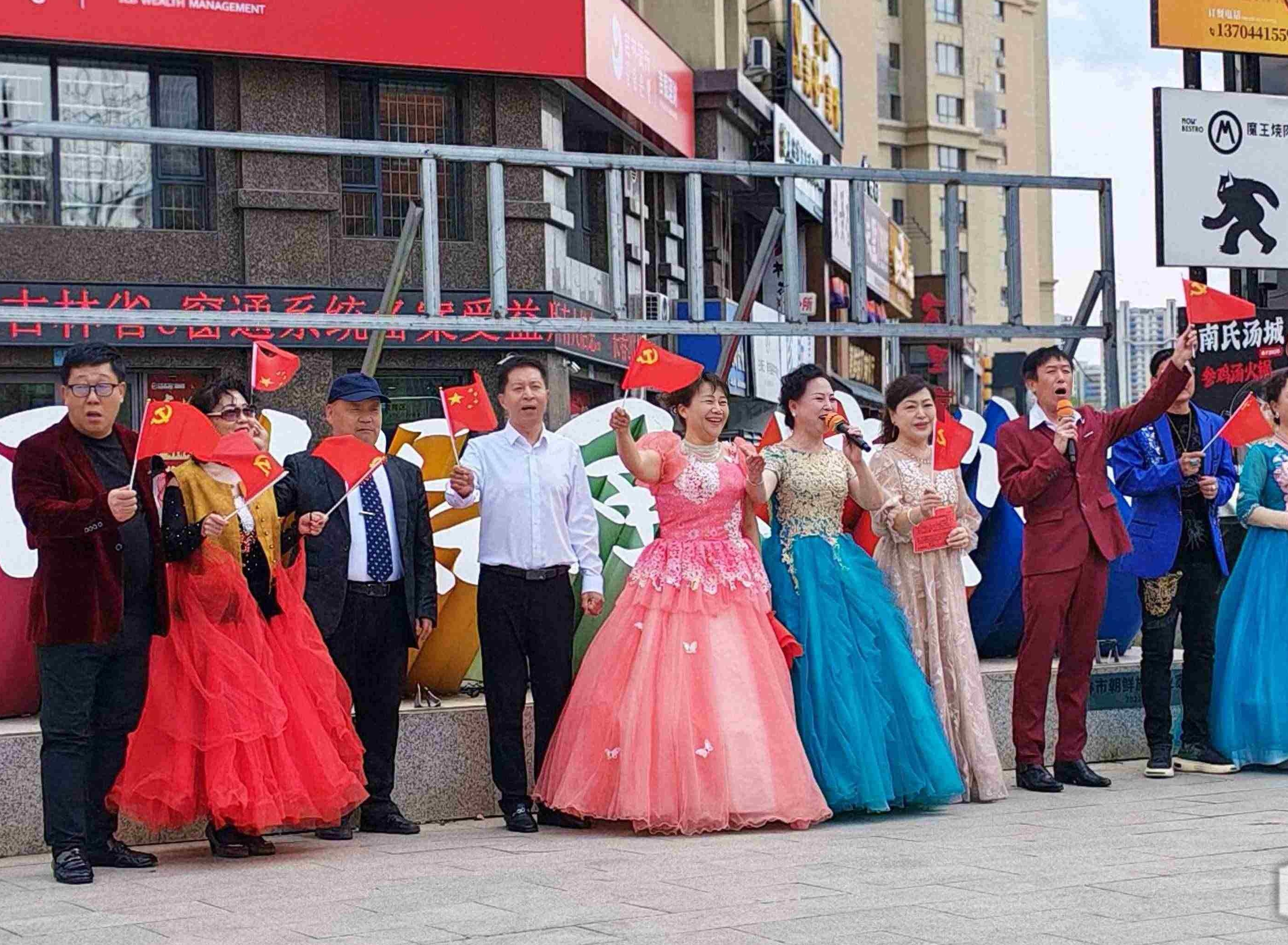 ‘5.1절’, 강완로 민속풍정거리에서 다민족 공연 펼쳐져