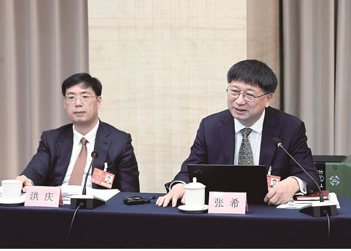 사진보도: 전국 량회에서의 인대대표들
