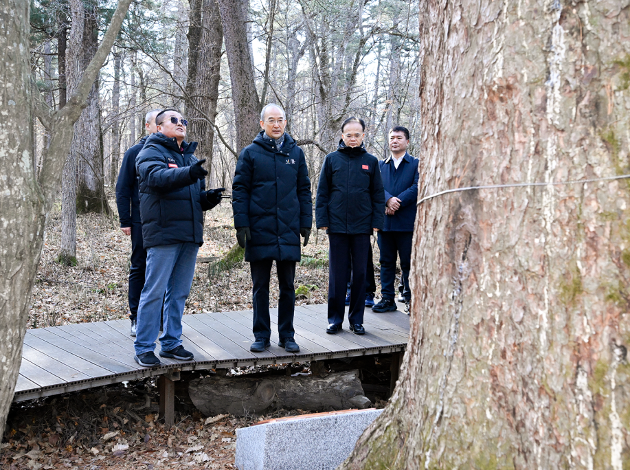 황강 백산시와 장백산보호개발구에서 조사연구시 강조