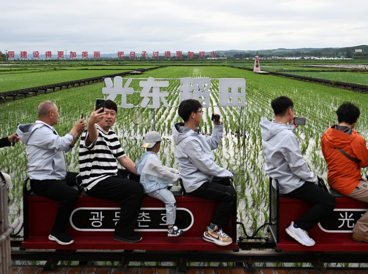 천리 변경선에 울려퍼지는 힘찬 진흥의 노래
