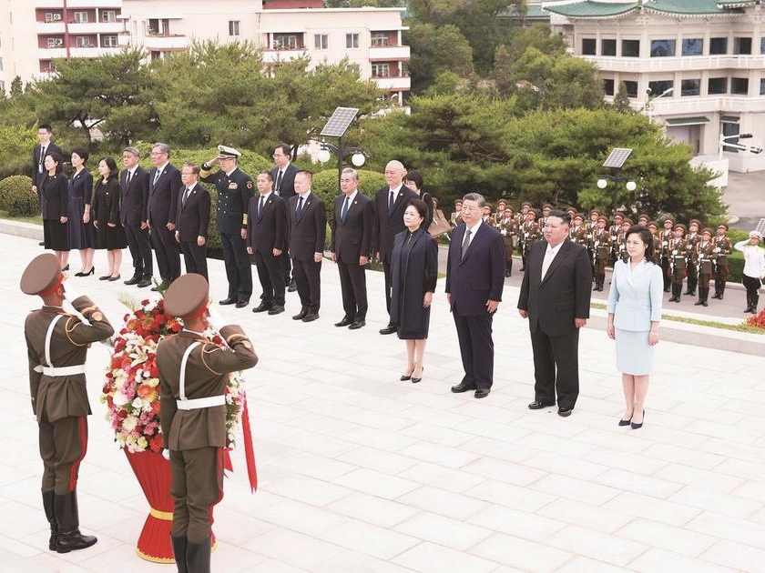 습근평과 팽려원 중조우의탑 참배