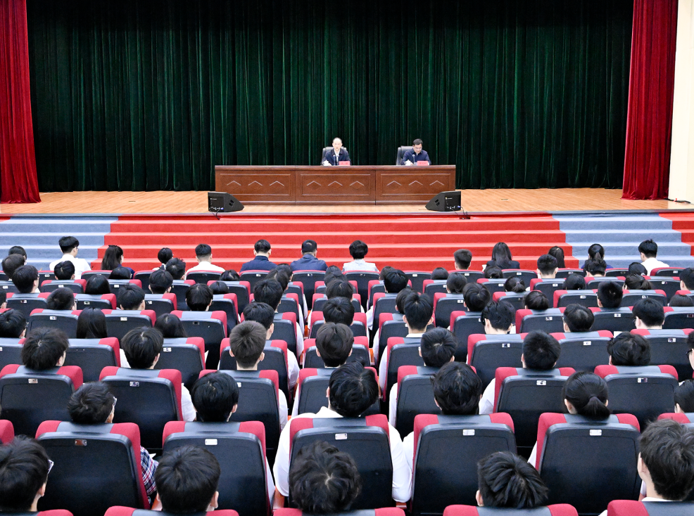황강, 장춘리공대학에서 광범한 사생들에게 사상정치수업 진행