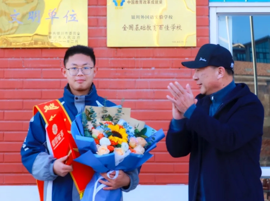 지진 발생 당시 친구를 업고 대피한 남학생, 표창 받아