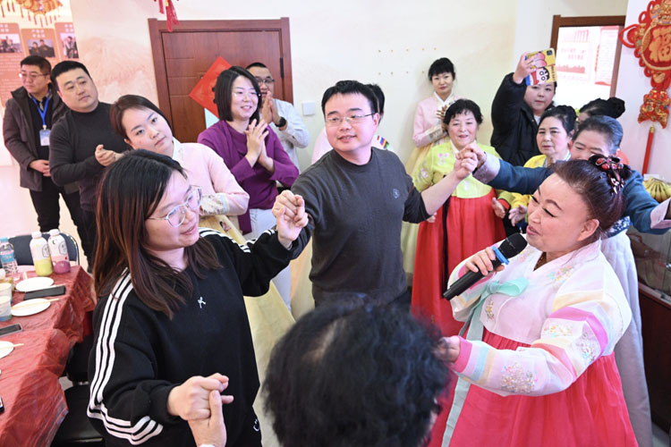 [새봄 기층탐방]전국각지 관광객들을  손님으로 맞아들인 연변의 설...'중화민족은 한가정'