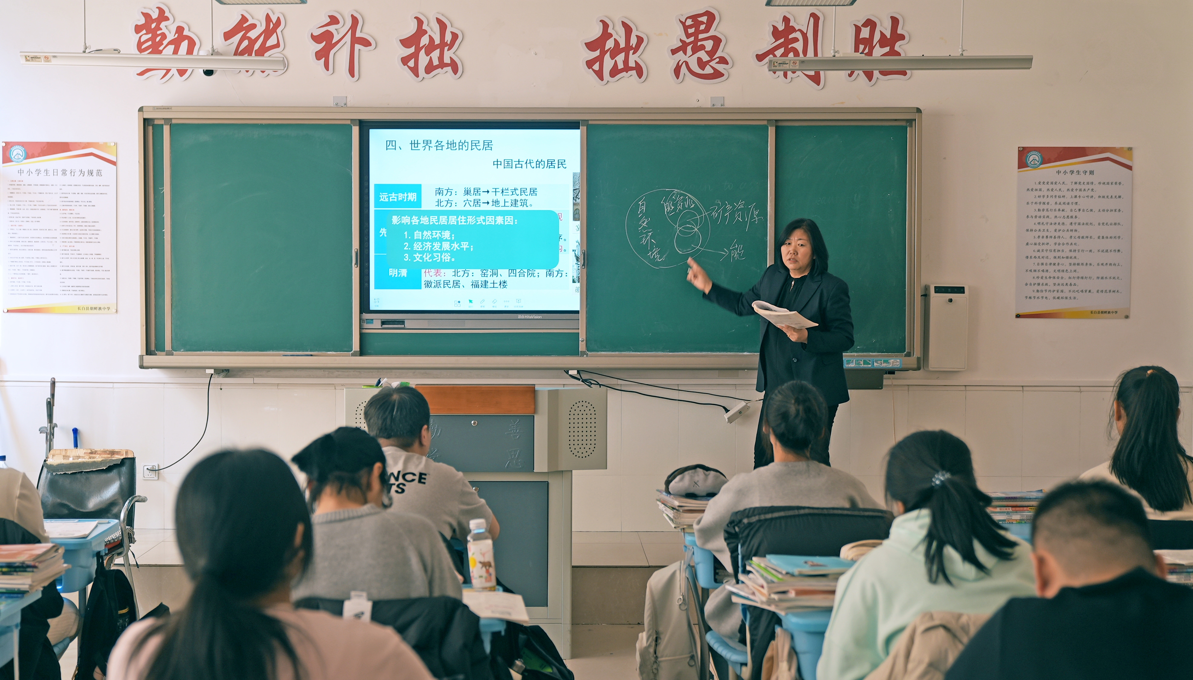변경 중학교의 등대... 33년 제자들의 앞길을 밝혀