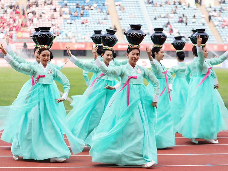 연변대학 예술학원의 화려한 공연, 연변팀 홈경기 응원