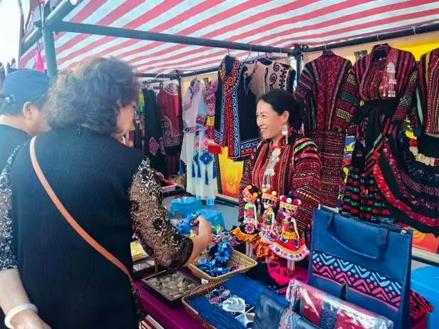 운남, 이족 패션쇼 문화제 열려