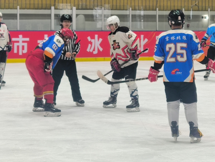 길림시 대중 아이스하키 대회 뜨겁게 개막