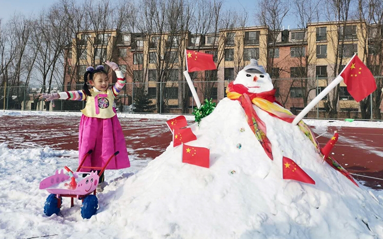 아이들 빙설과 한몸 되여 겨울스포츠 매력 한껏 만긱