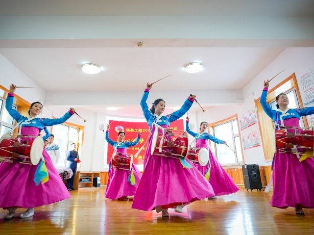 문예자원봉사 장백의 변경촌으로, 촌민들 웃음꽃 ‘만발’