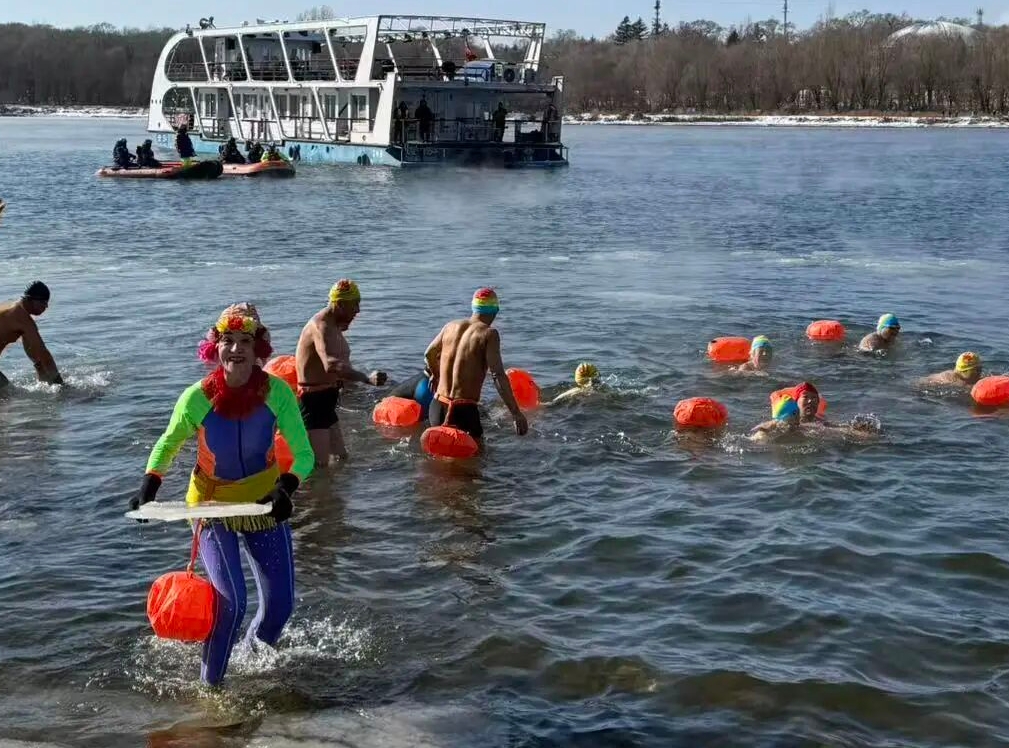한겨울 송화강 횡단… 300명 ‘수영 용사’들의 열정 넘치는 도전