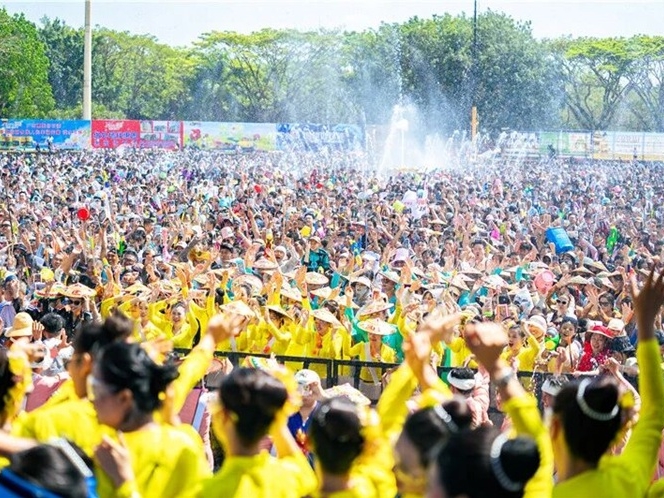 서려시 발수절, 물뿌리며 전하는 축복