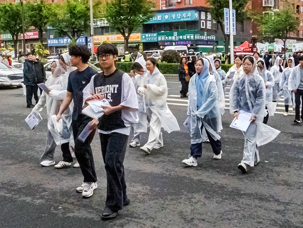 비온 뒤 무지개를 기다리는 사람들... 2026 연변 대학입시 현장 스케치